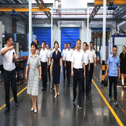 泰州市市長萬聞華走訪參觀泰隆科技產(chǎn)業(yè)園